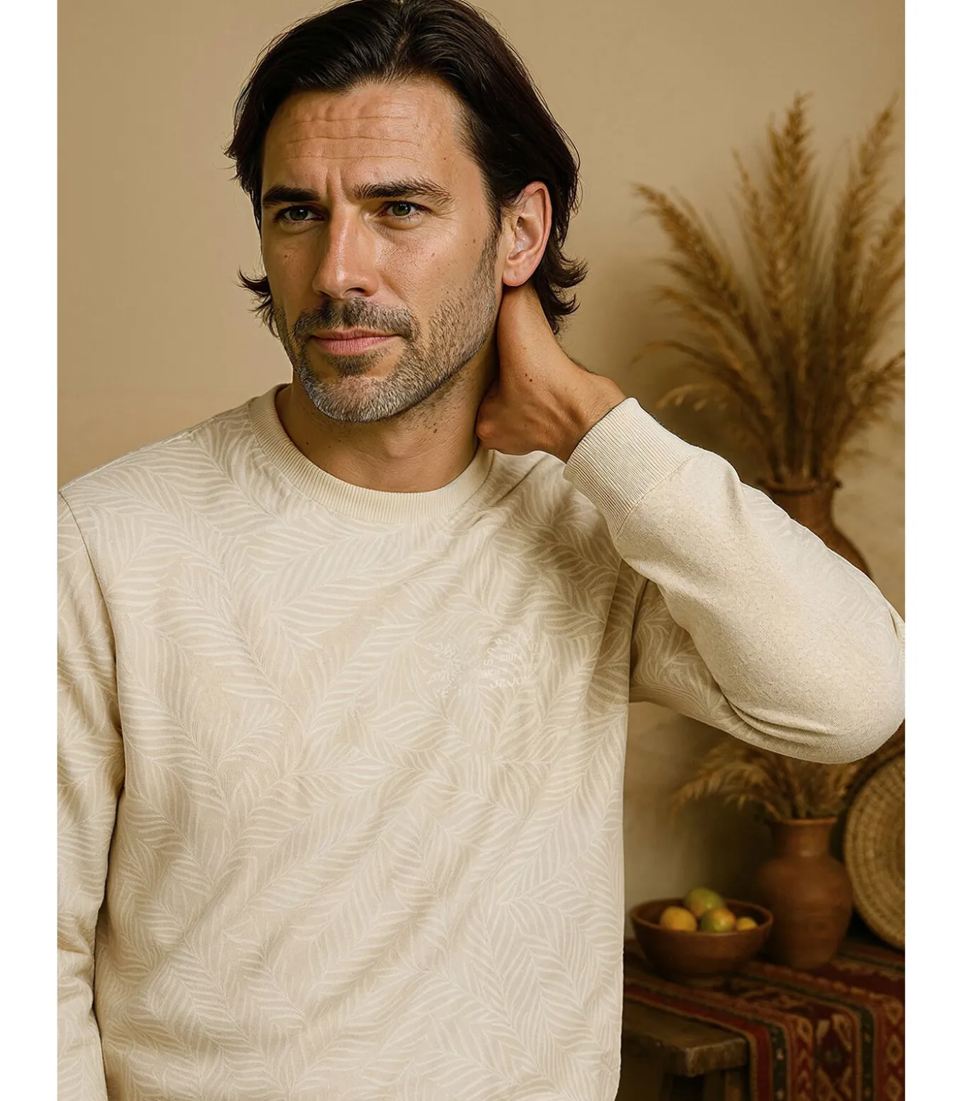Beige herensweater met opstaande kraag en kangoeroezak