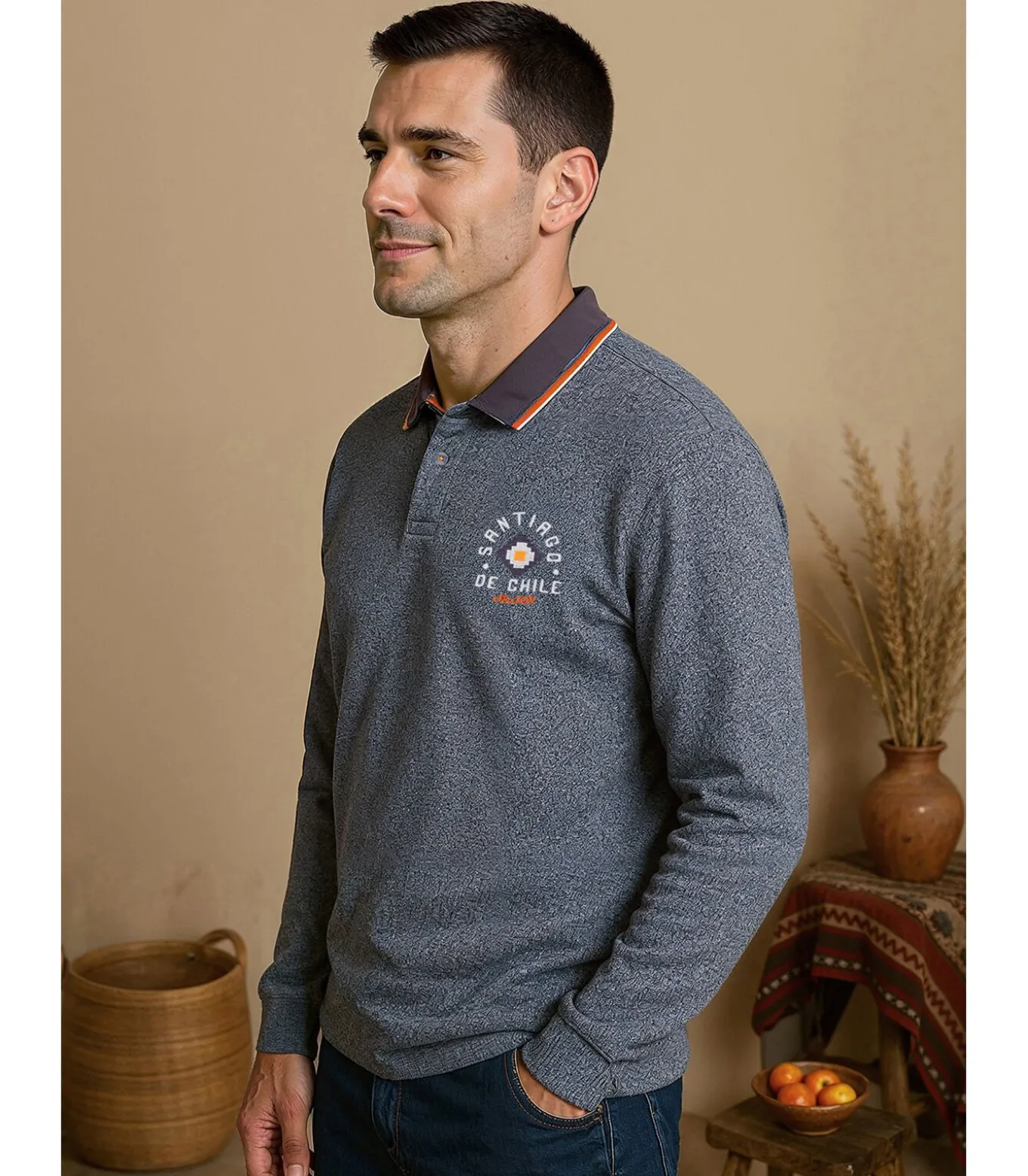 Heren poloshirt met lange mouwen in heideblauw met Santiago-logo op de achterkant