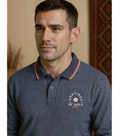 Heren poloshirt met lange mouwen in heideblauw met Santiago-logo op de achterkant