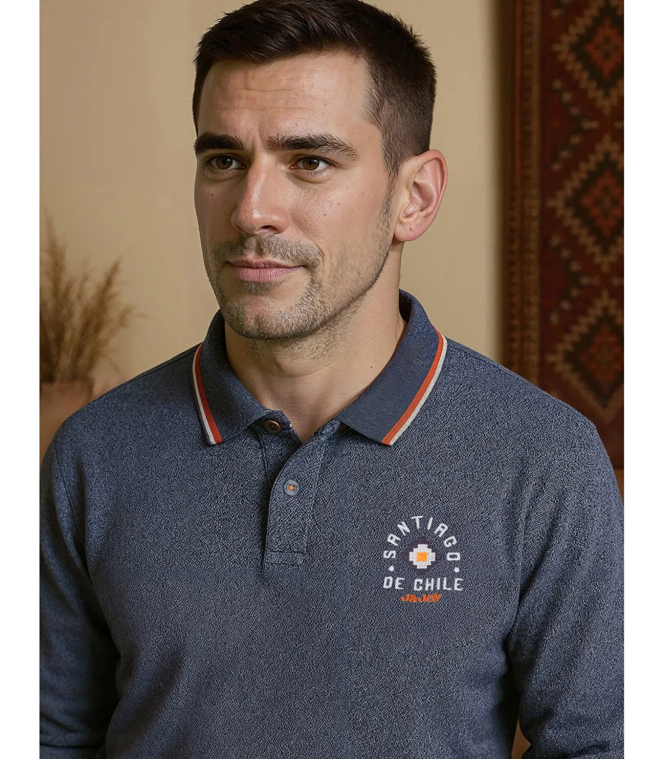 Heren poloshirt met lange mouwen in heideblauw met Santiago-logo op de achterkant