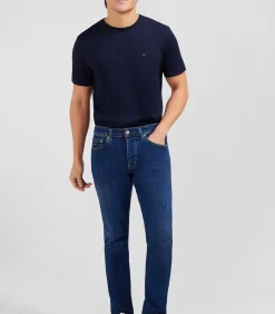 deze stretch-cotton jeans hebben twee westelijke voorzakken en een voorste muntenzak, 2 patch achterzakken, knoopbevestiging en een kenmerkende lederen tag van eden park aan de achterkant katoen </li </li </li </li regelmatige pasvorm knopbevestiging ronde handtekeningknoppen 2 westelijke voorzakken 1 voorste muntenpocket 2 patch back pockets geborduurd eden park -logo op de muntenzak signature eden park leather patch aan de achterkant tricolor lint aan de achterkant pocket lengte van binnenbladen: 82cm.