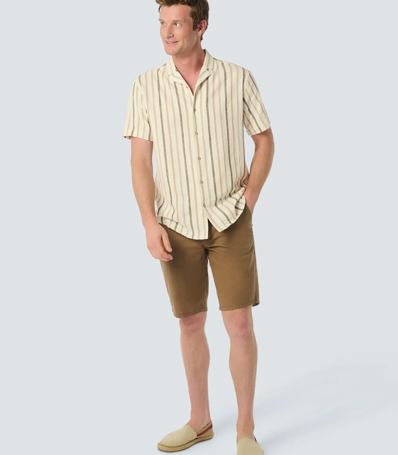 Shirt met korte mouwen, resort kraag en 3 neutraal gekleurde strepen